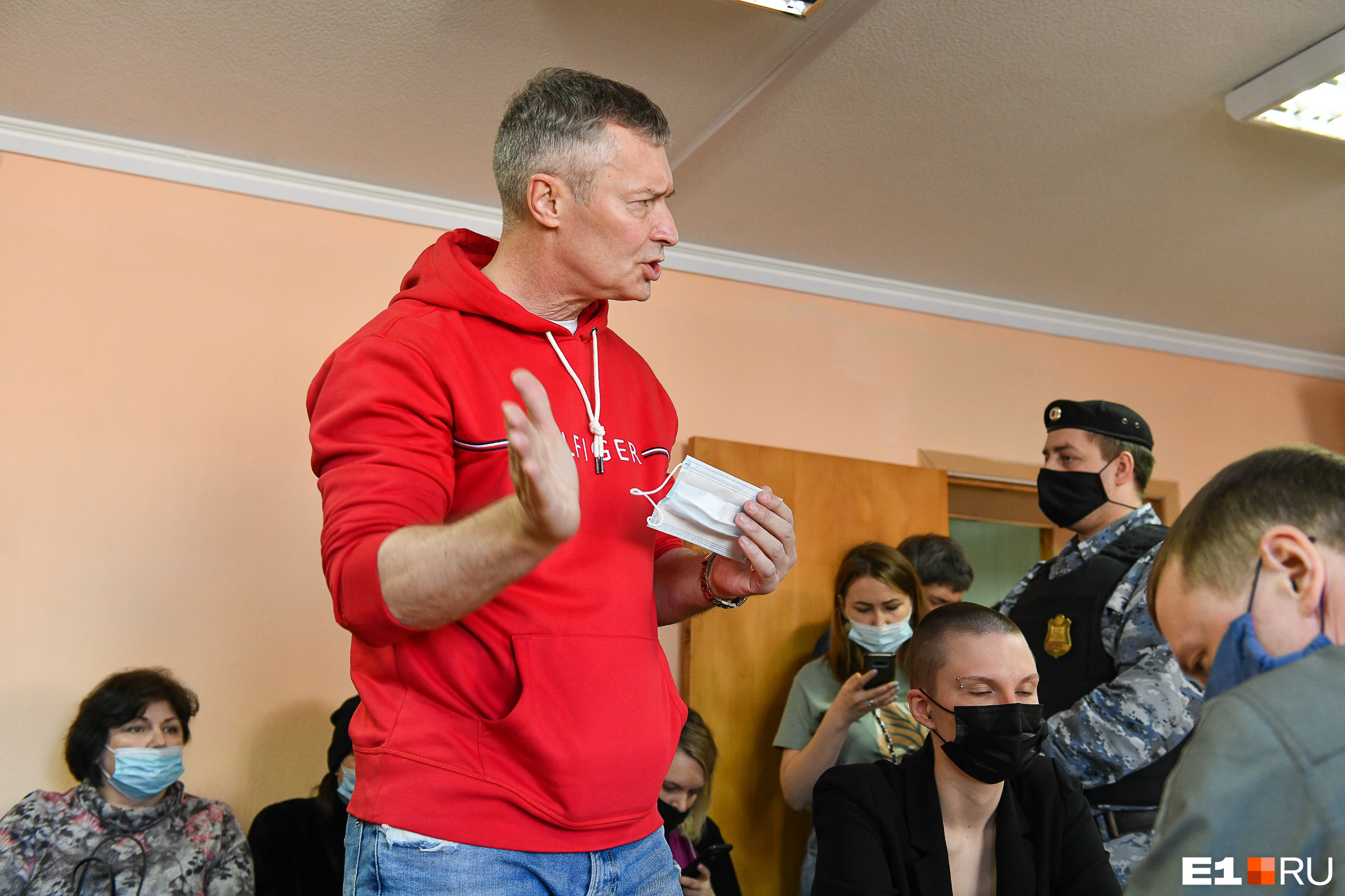 Евгений Ройзман получил два административных ареста за нарушения на митингах. Следующий митинг может обернуться для него уголовным процессом Евгений Ройзман получил два административных ареста за нарушения на митингах. Следующий митинг может обернуться для него уголовным процессом