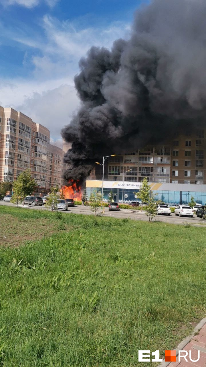В воздух поднимался черный дым В воздух поднимался черный дым