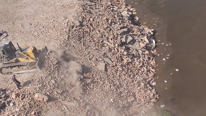 Берег реки в центре Тюмени отсыпают строительным мусором. Почему?