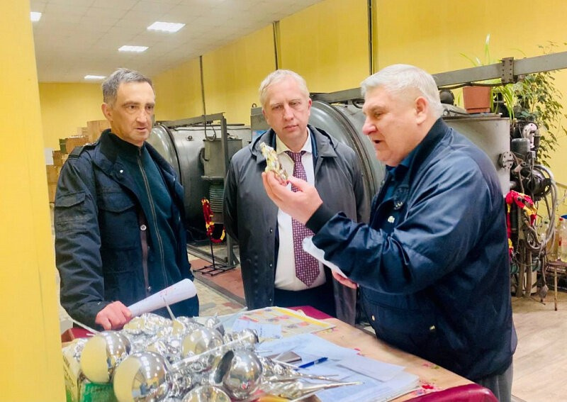 Директор фабрики «Бирюсинка» Владимир Денисович провел для представителей СГК и власти экскурсию