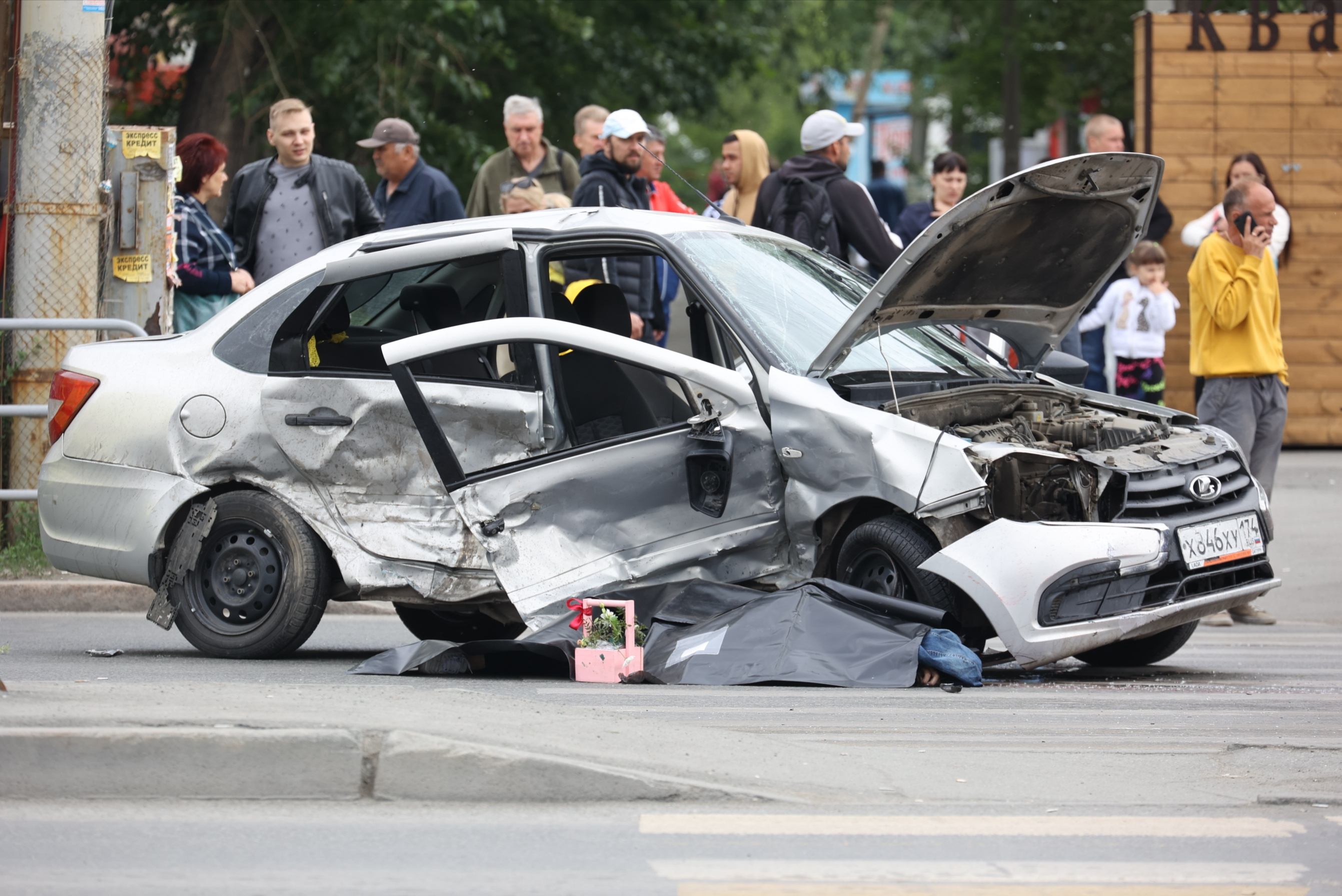 В «Ладе», в которую врезался водитель Volkswagen, погибла молодая женщина, ее дети в больнице