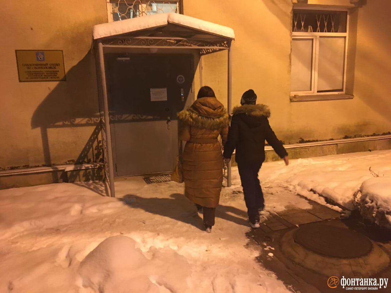 Елена и Варя на входе в СК во Всеволожске