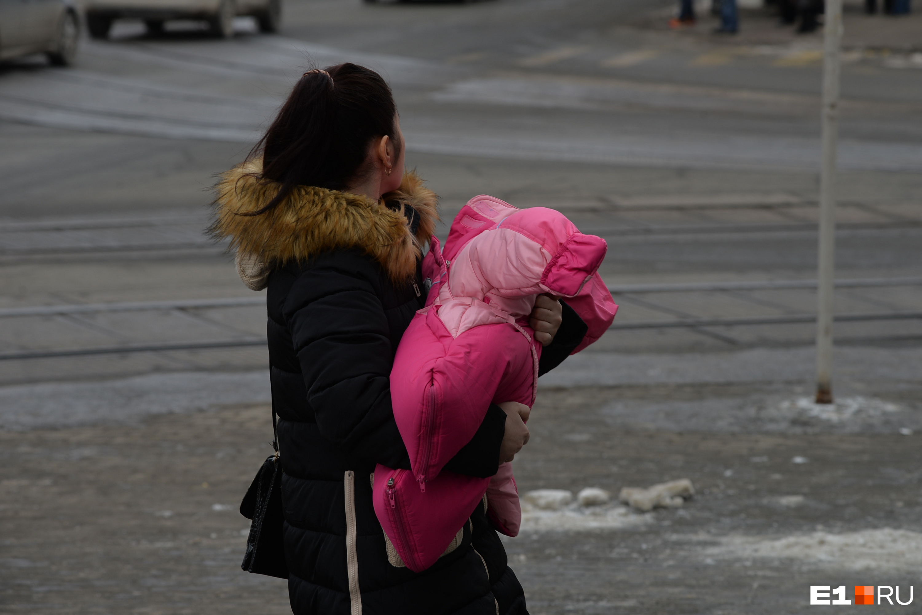 Не только авто: в Екатеринбурге воры привели в негодность коляску многодетной семьи