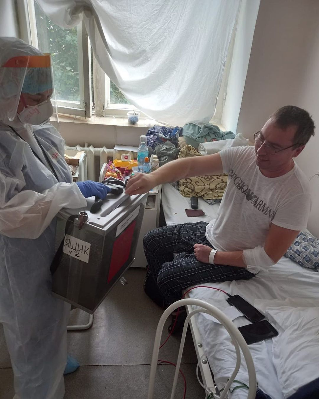 В ковидном госпитале урны для голосования приносят врачи — члены избирательных комиссий
