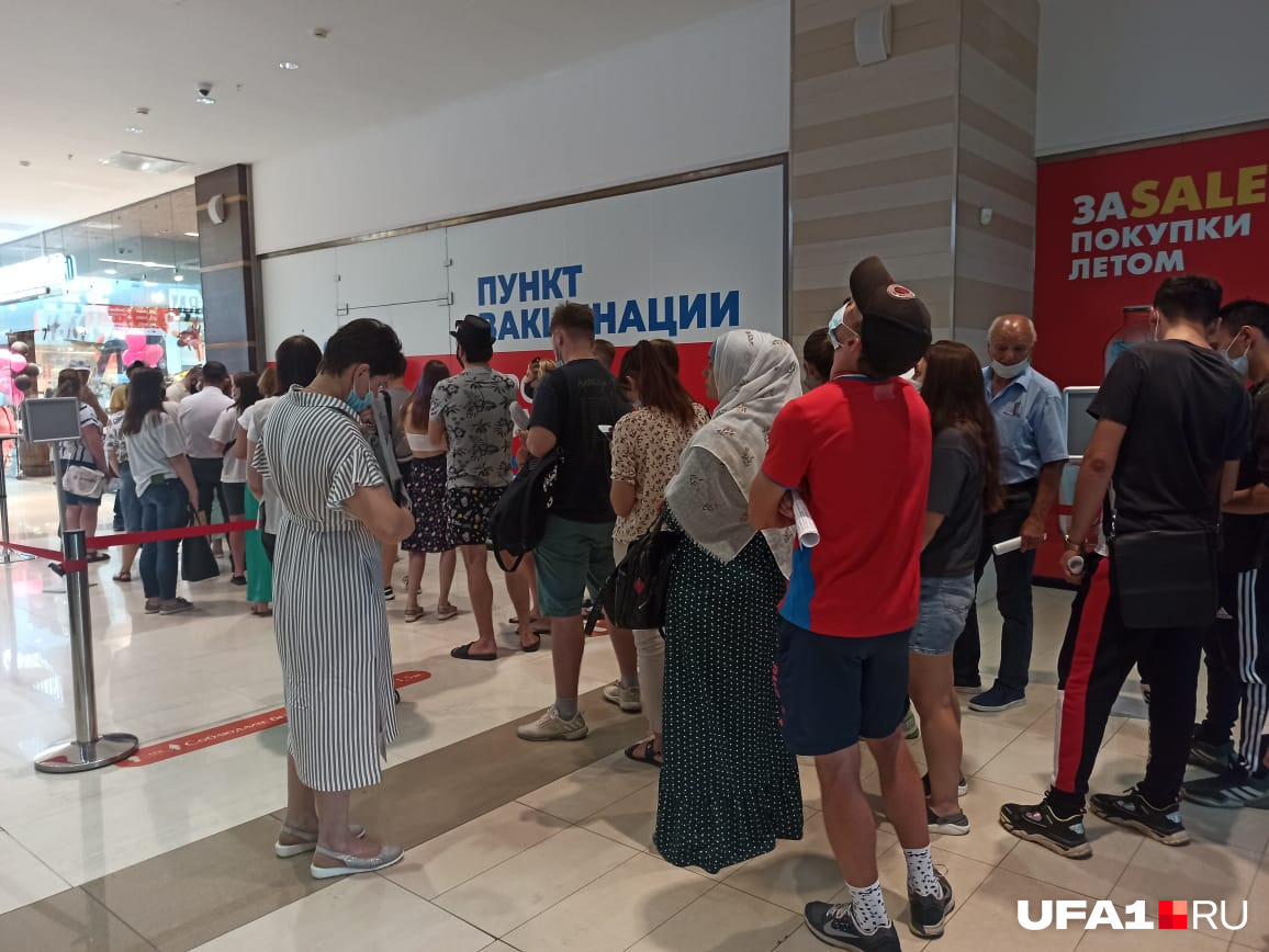 После объявления о грядущих ограничениях для тех, у кого нет прививки от коронавируса, пункты вакцинации переполнились После объявления о грядущих ограничениях для тех, у кого нет прививки от коронавируса, пункты вакцинации переполнились
