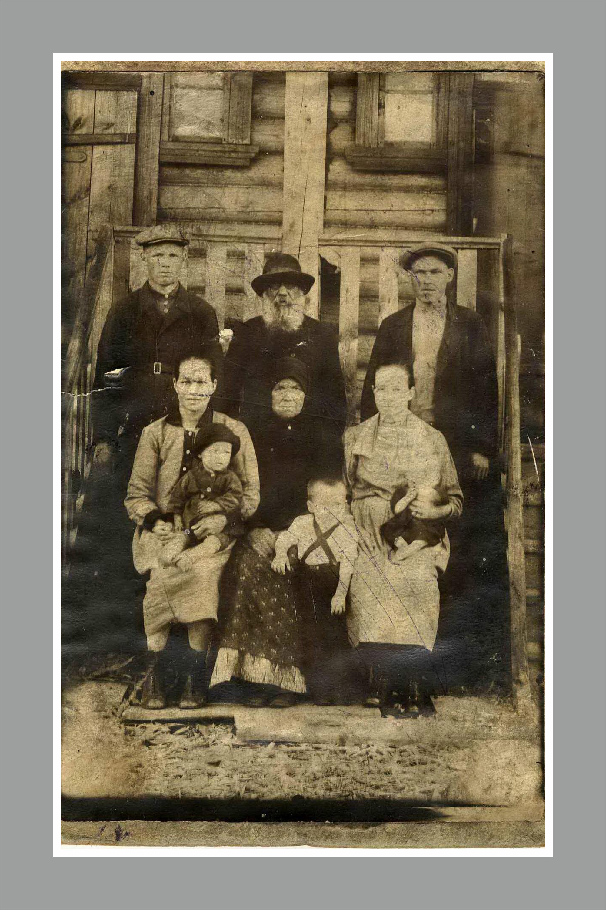 Фото периода 1933–1934 годов. Вся семья Ельциных на фоне деревянного дома в селе Басманово. Будущему первому президенту России на этом фото не больше трех лет