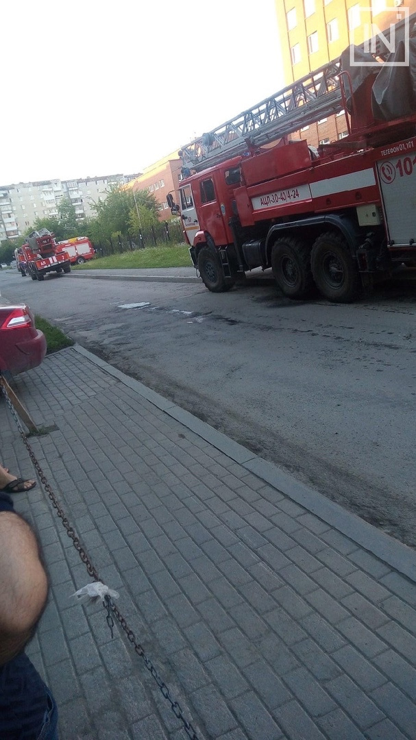 Пожарные машины у здания