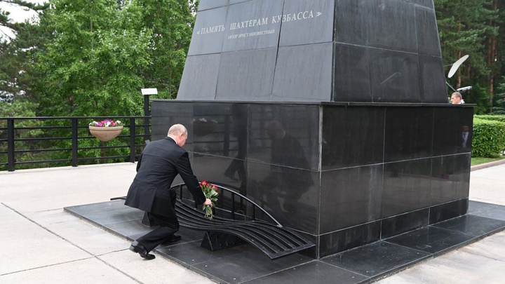 Владимир Путин возложил цветы к памятнику шахтерам в Кемерово