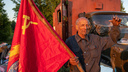 Под флагом СССР из Магадана в Донецк: <nobr class="_">70-летний</nobr> дядя Толя бросил дом, взял семерых собак и уже год едет через всю страну