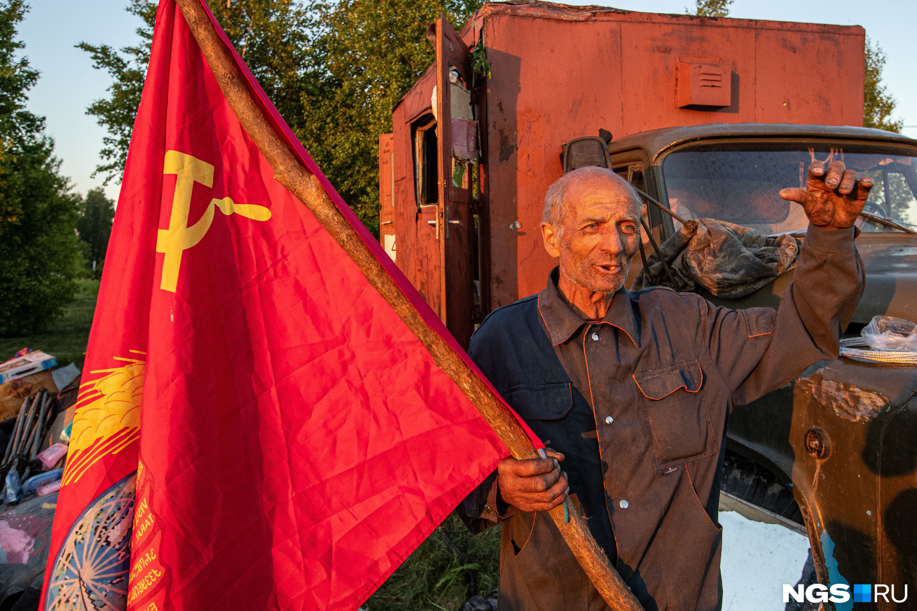 Флаг СССР, прикрепленный на будку грузовика, помогает ехать по трассе: все водители воспринимают этот знак радостно