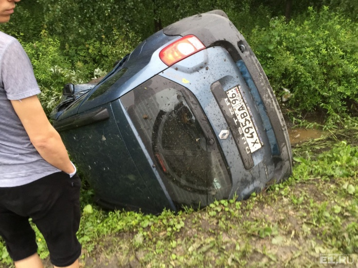 Машина Коляды, опрокинувшаяся в кювет после ДТП на дублере Сибирского тракта