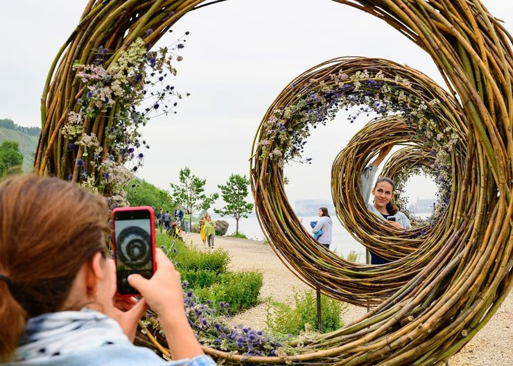 На берегу флористы сделали инсталляции между высаженными многолетними растениями