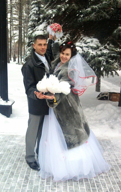 34-летний Евгений Жемчугов и Елена поженились незадолго до пожара. Пара воспитывала двух детей: девятилетнего сына и полугодовалую дочь