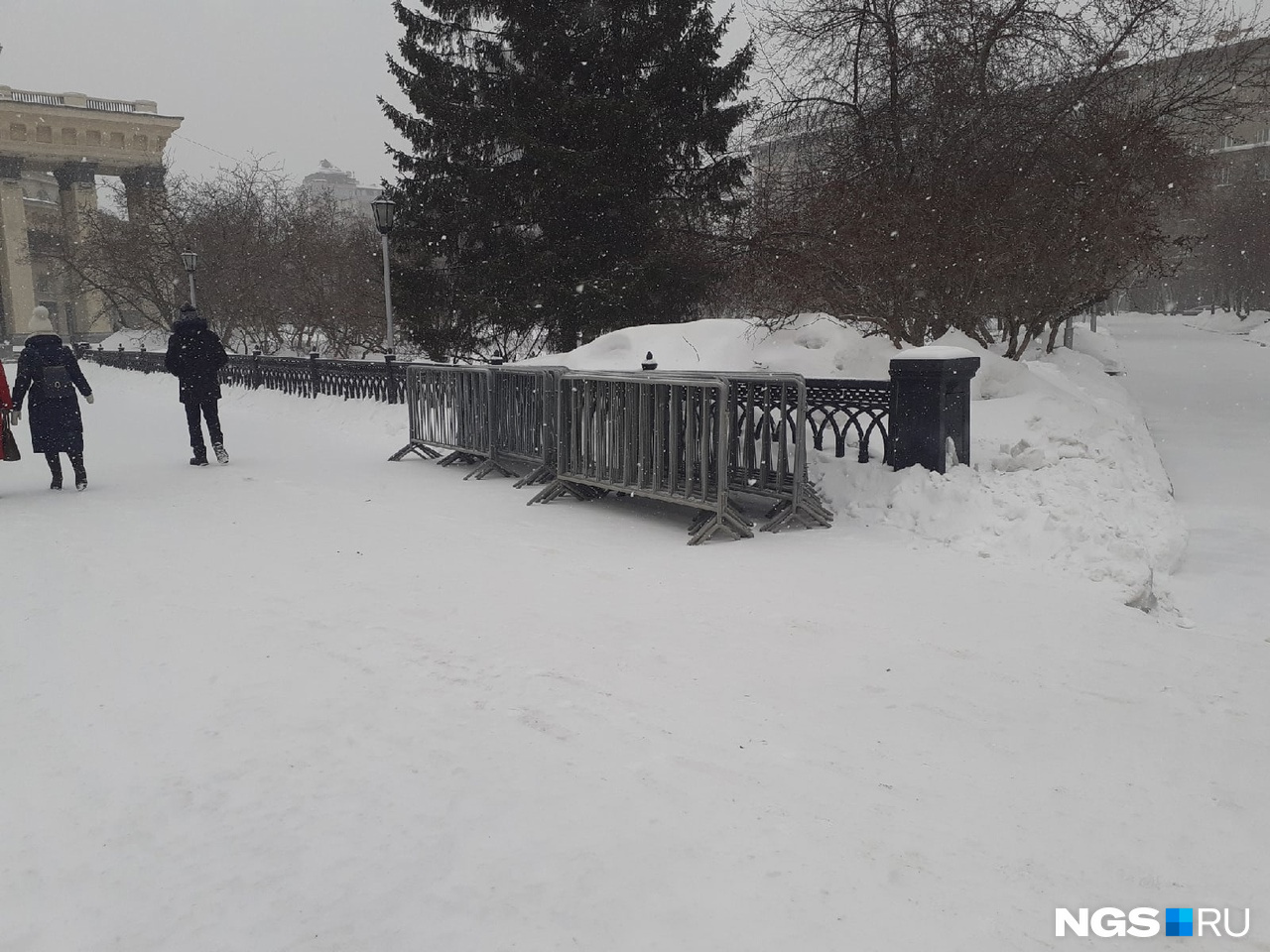 Уберу новосибирск. Площадь Ленина забор.