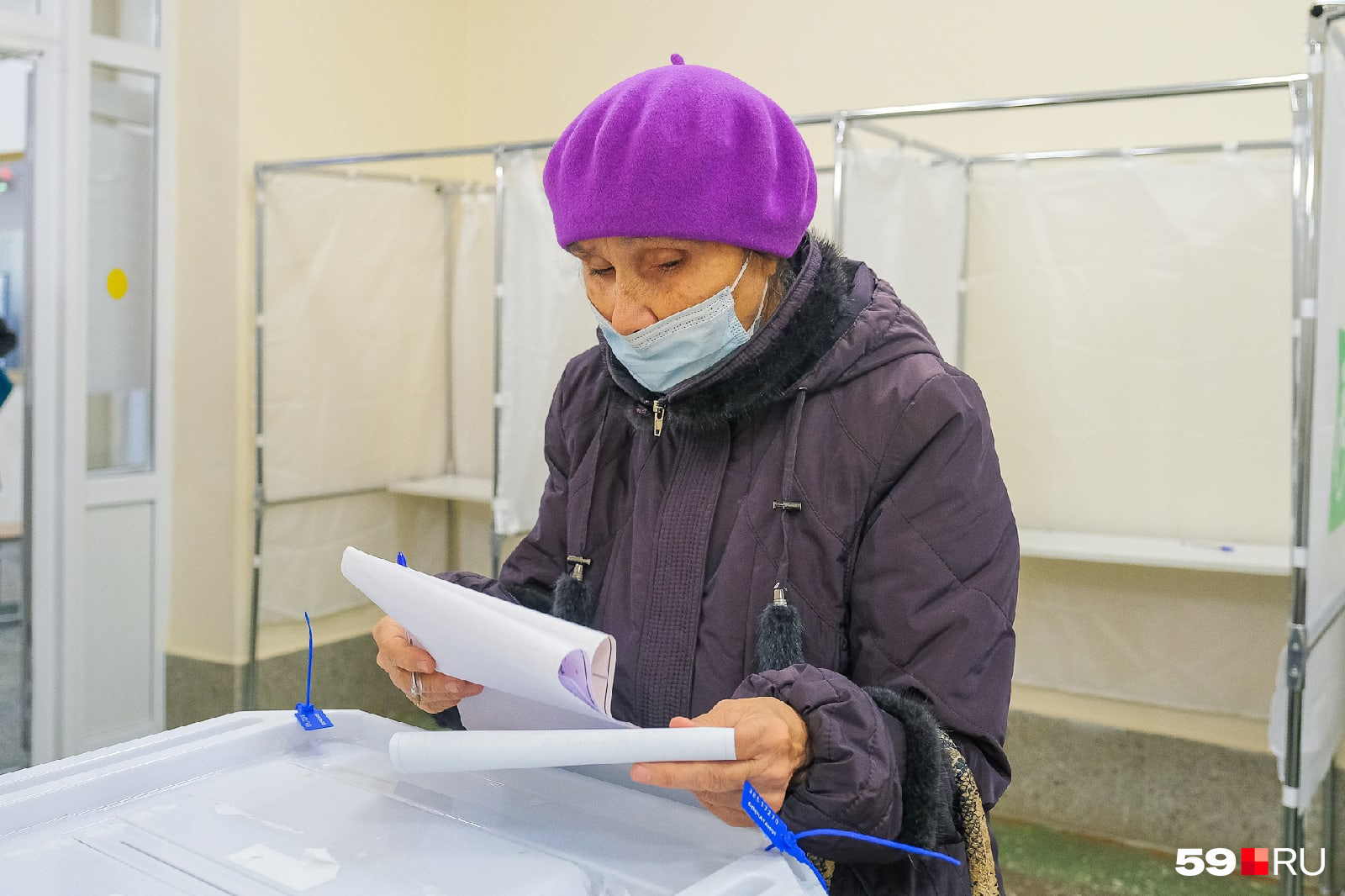 Одна из первых проголосовавших Одна из первых проголосовавших