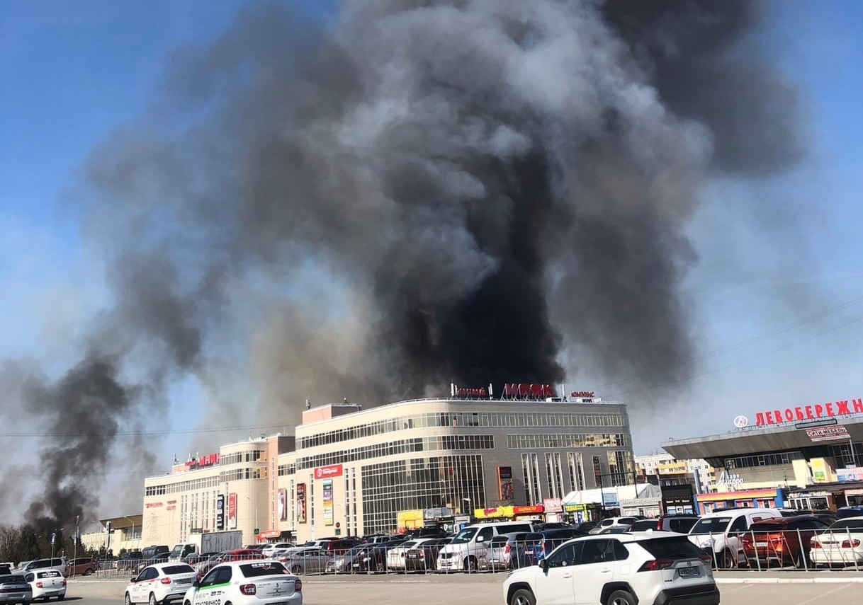 Что горит на левом берегу. Пожар в Омске на левом берегу. Омск пожар левый берег. Пожар в Омске 2021. Пожар в Омске сейчас на левом берегу.