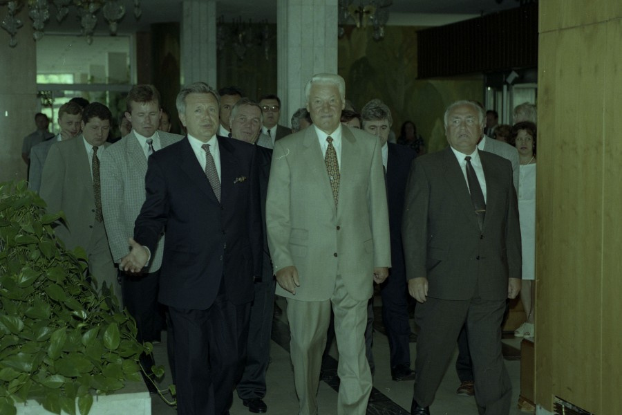 Константин Титов (слева) на встрече с Борисом Ельциным (в центре) и Виктором Черномырдиным (справа) — 1997 год
