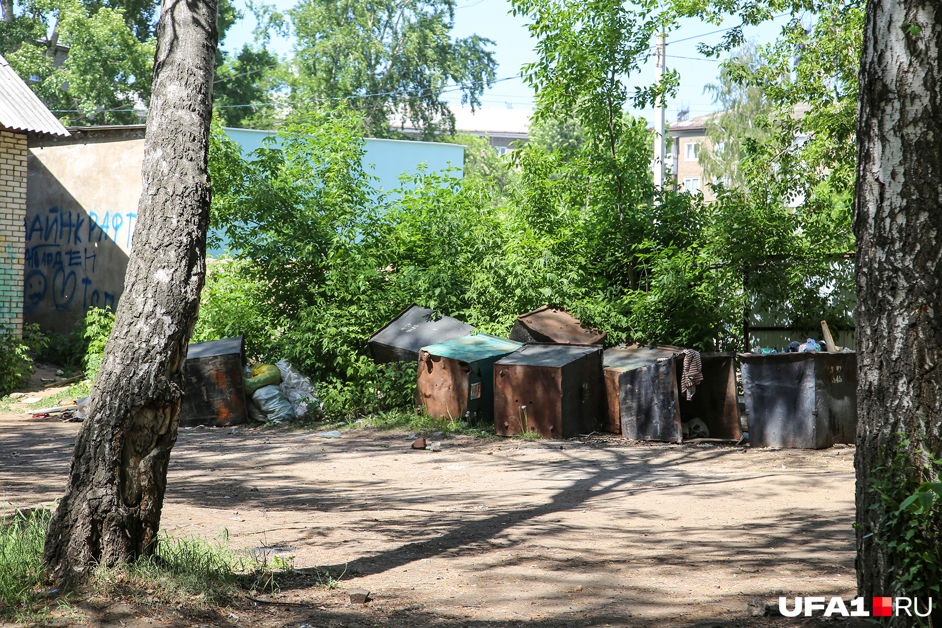 Под боком контейнеры — очень удобно Под боком контейнеры — очень удобно