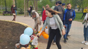 Омичи возложили цветы в память о погибших в школе Казани