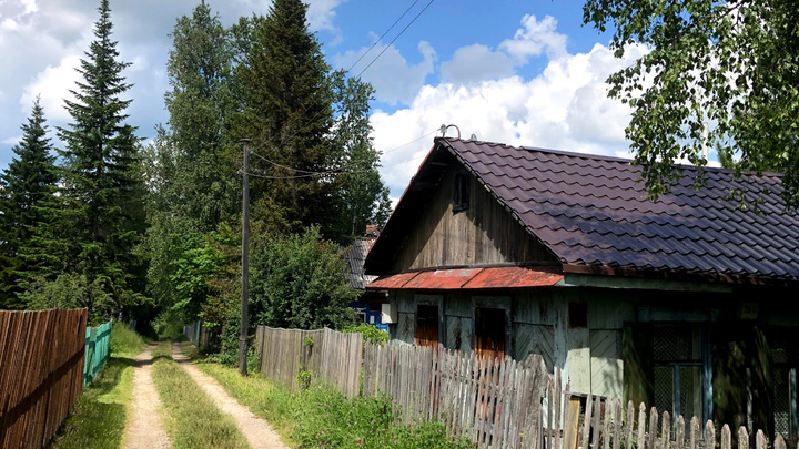 В Дивногорске на женщину рухнула крыша, когда она разбирала ветхий дачный домик