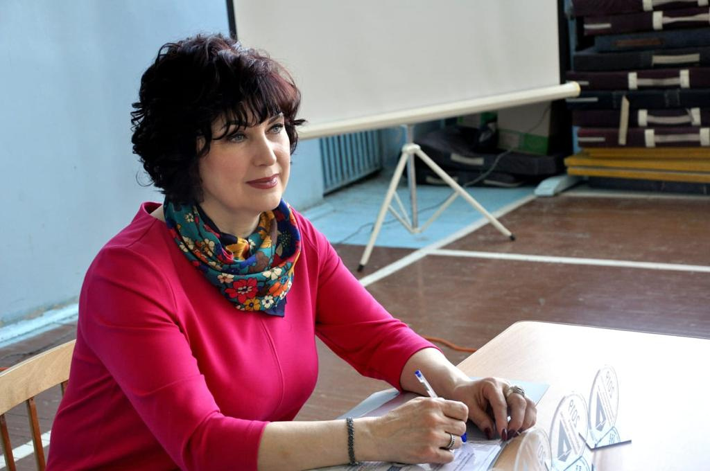 Директор Людмила Смушкевич заверяет, что она принципиально против дорогих подарков учителям, даже на выпускные