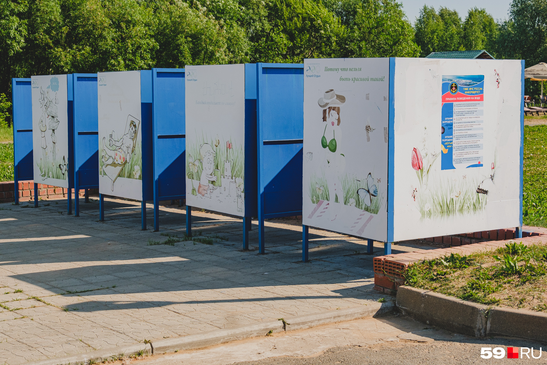 Переодеться можно в специальной кабинке