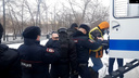 «Подошли люди в масках, взяли под руки и увели»: в Новосибирске начались первые задержания