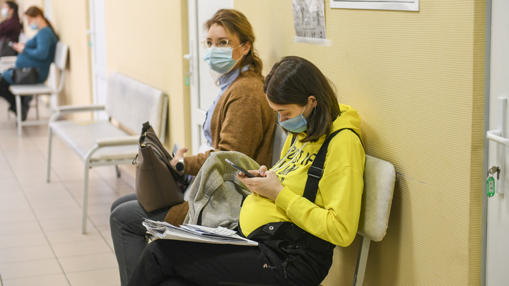 Как прививают беременных от гриппа и COVID-19 в Свердловской области: противопоказания и советы врачей