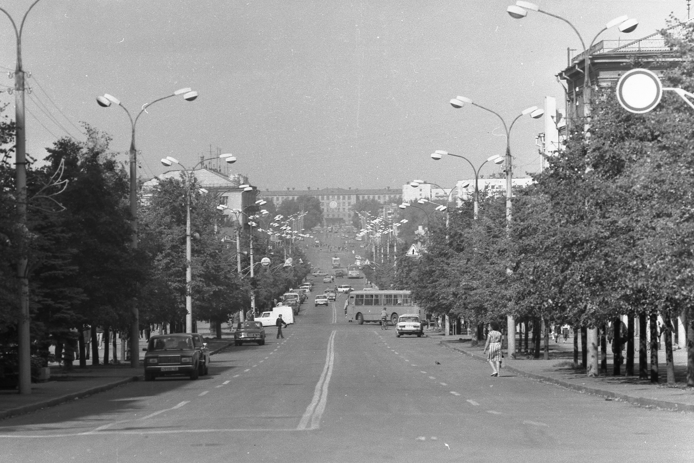 А это вид с обратной стороны — от площади Революции в сторону Труда. Вы еще застали то время, когда Кировка не была пешеходной, и там ходили автобусы?