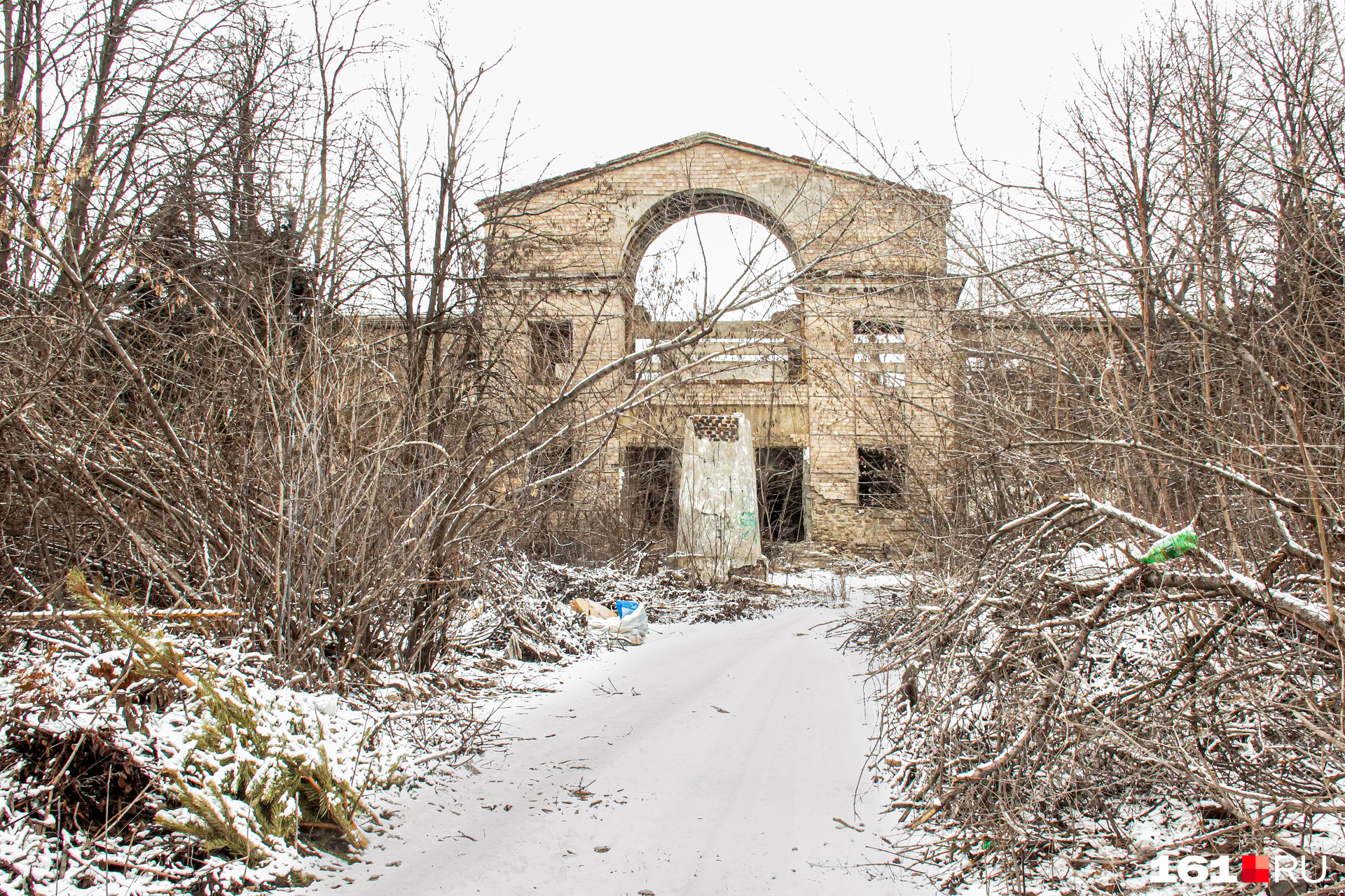 Развалины шахты имени Ленина в Новошахтинске. На постаменте не осталось даже вождя пролетариев 