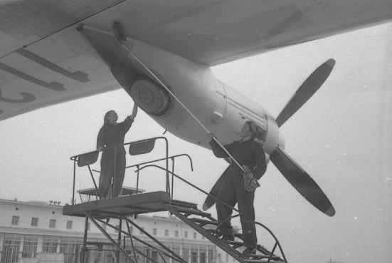 Утренний туалет воздушного гиганта. Мойщицы самолетов Сулимина В. и Маркушина А. за работой, 10 мая 1961 года