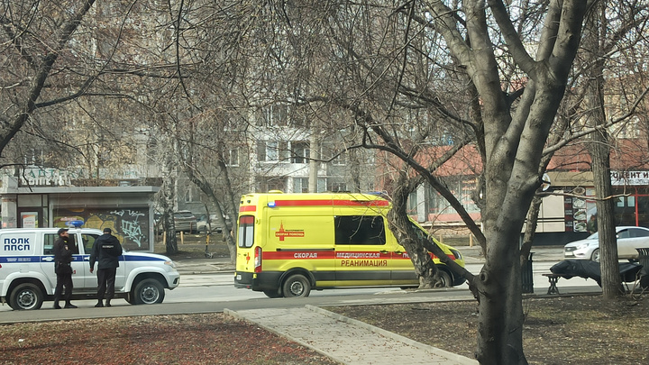 В центре Екатеринбурга на лавочке нашли труп