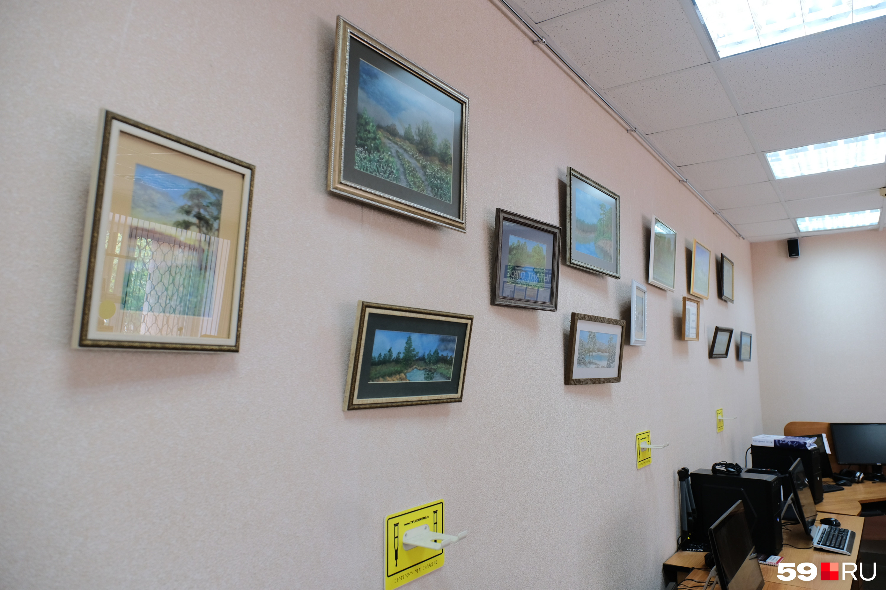 Эта выставка организована в библиотеке ДК Всероссийского общества слепых