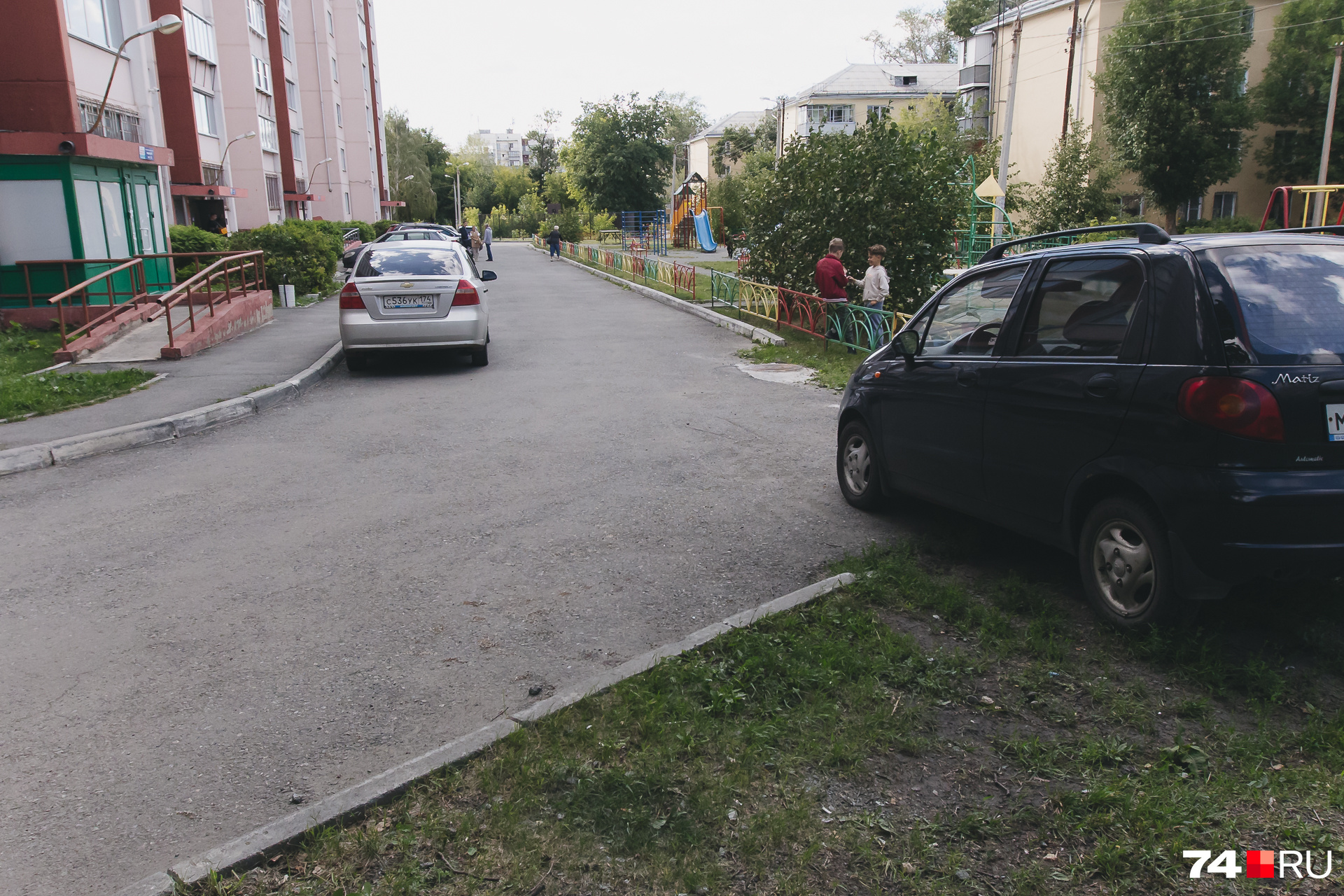 По словам автомобилиста, он не мог сдать назад, потому что пришлось было бы лавировать между припаркованными автомобилями По словам автомобилиста, он не мог сдать назад, потому что пришлось было бы лавировать между припаркованными автомобилями