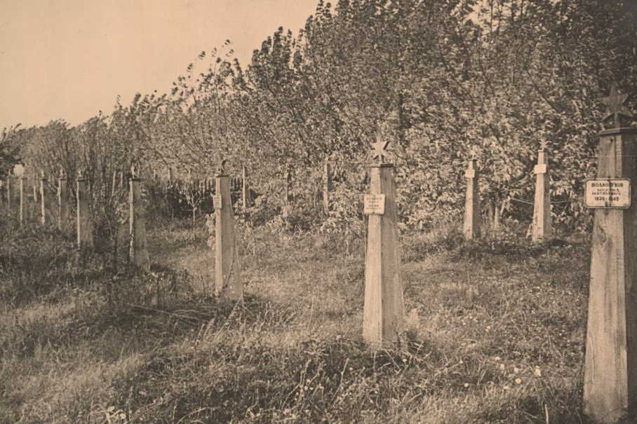 Фотография первых надгробий, установленных на могилах воинов. Снимок сделан в <nobr class="_">1950-х</nobr> годах