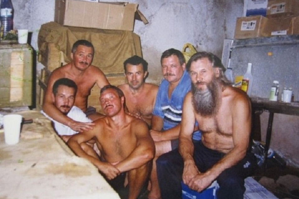 Плененный экипаж в афганской тюрьме в середине <nobr>90-х</nobr>. Владимир Шарпатов на фото крайний справа, с бородой