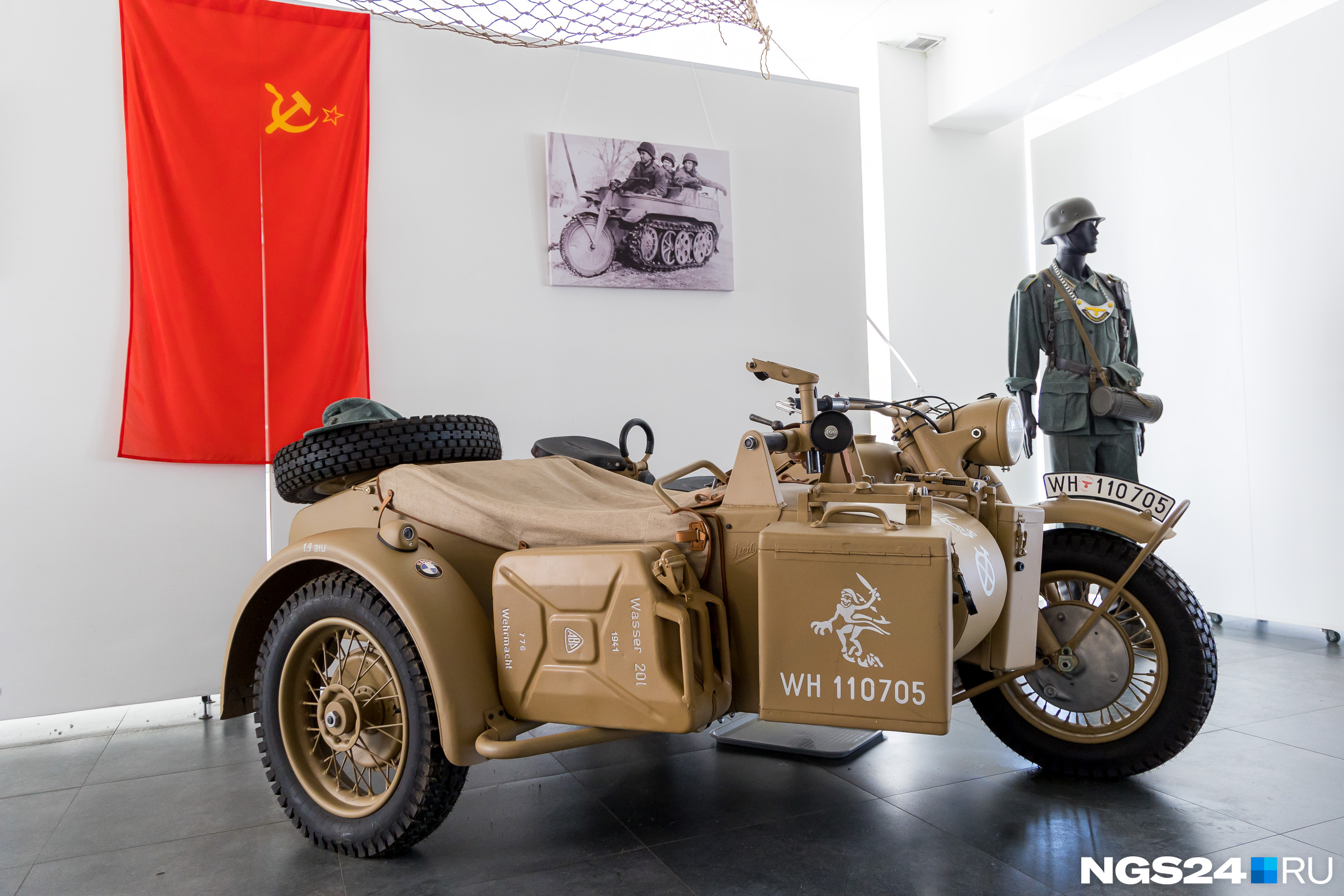 Немецкие солдаты творчески подходили к тактическим знакам. Этот мотоцикл входил в состав дивизии «Призрак»