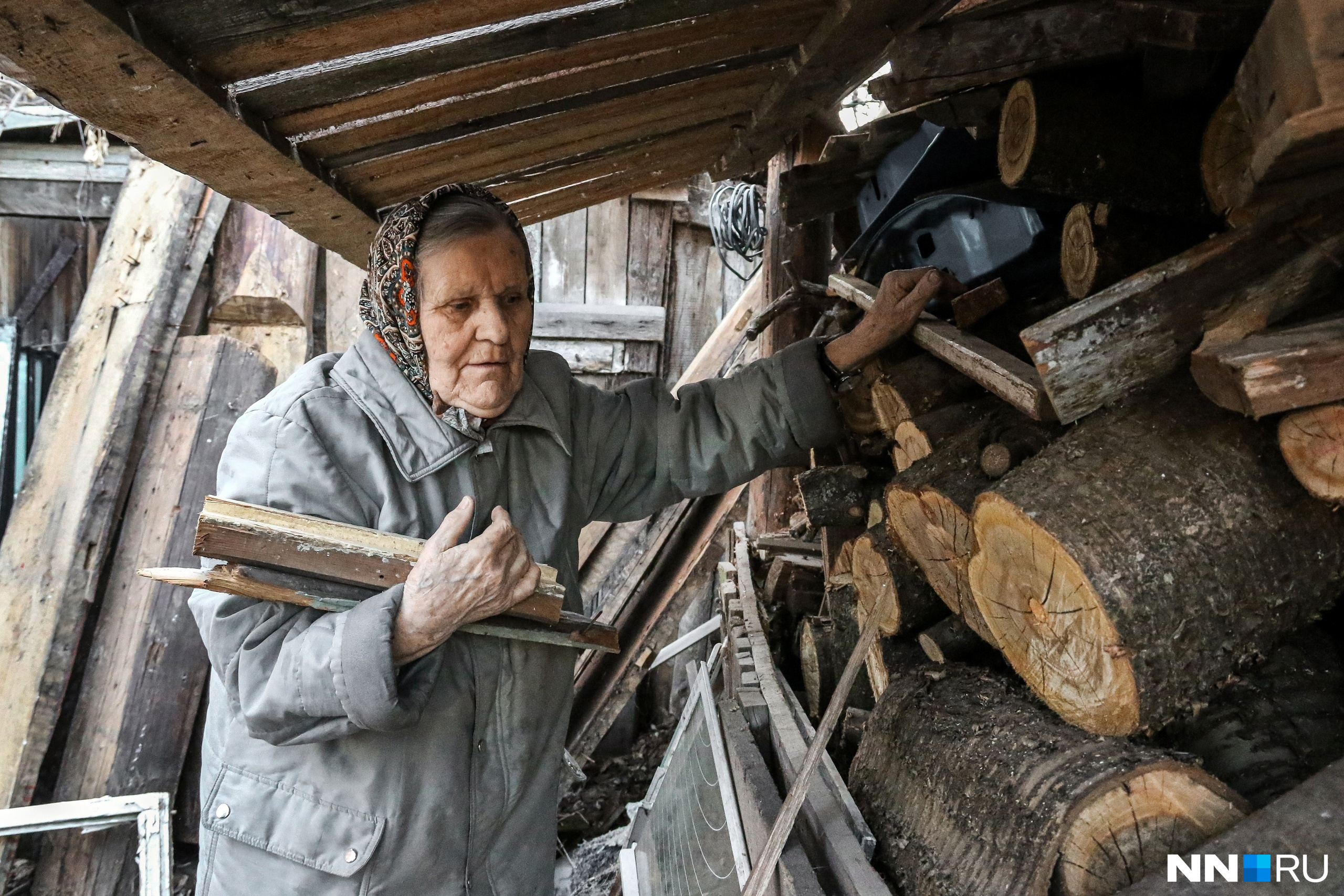 Бабушка Августа у своего сарая с дровами, который предложили снести