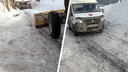 Вытаскивали два трактора: в частном секторе Новосибирска скорая помощь увязла в снегу