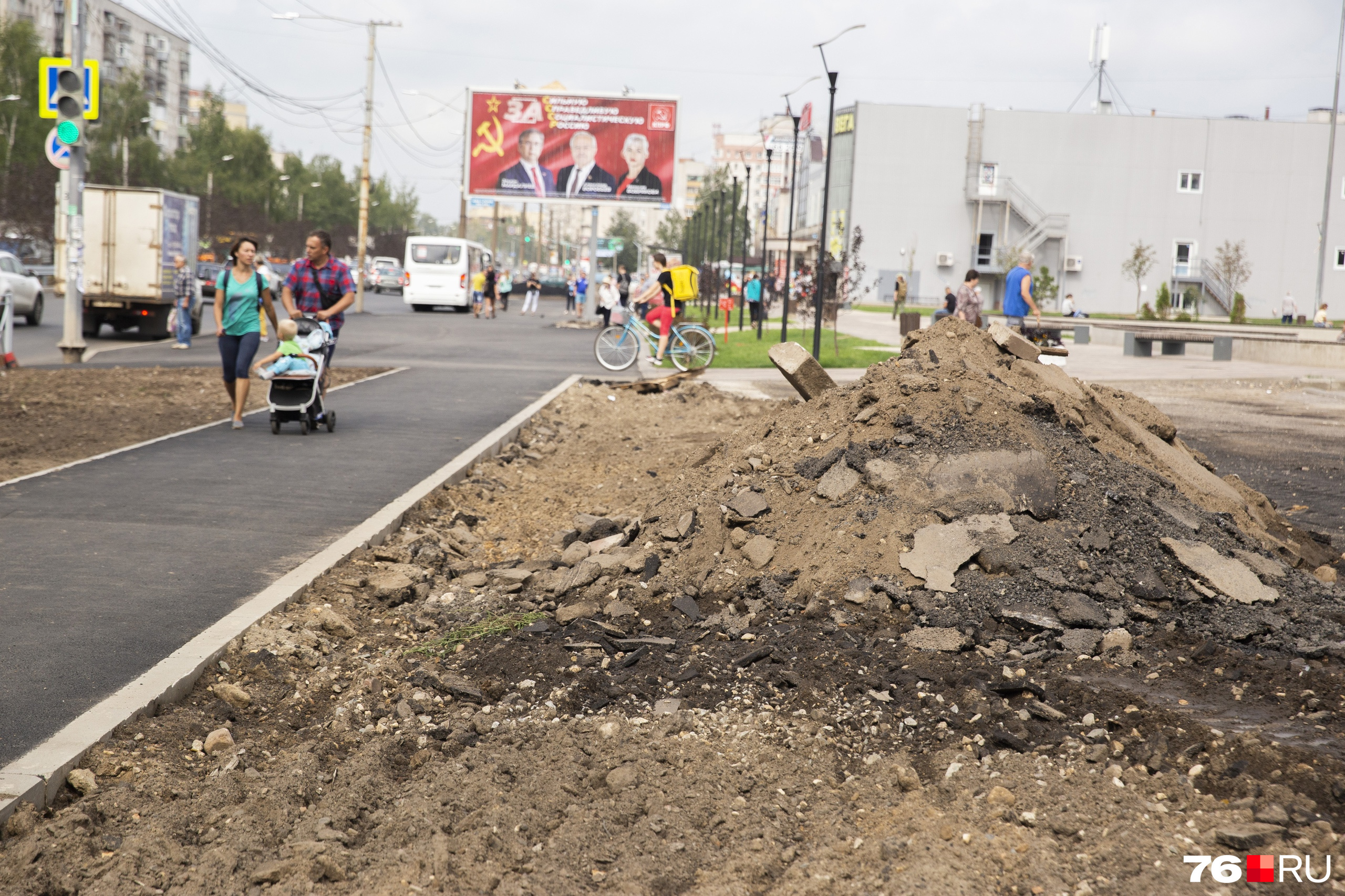 Кучи грязи свалены рядом с дорогой Кучи грязи свалены рядом с дорогой