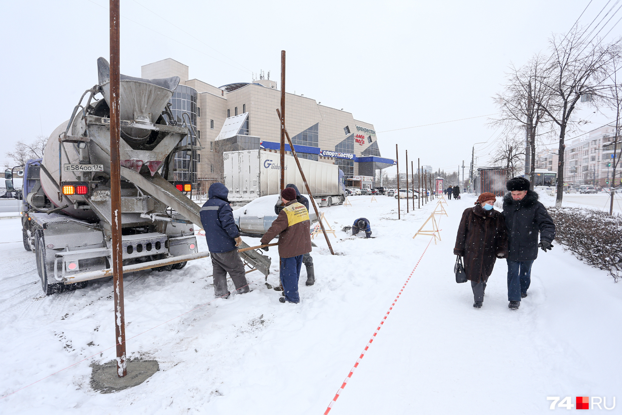 В центре Челябинска начали строить новый забор