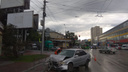 В Новосибирске пьяный водитель врезался в забор — пострадала женщина