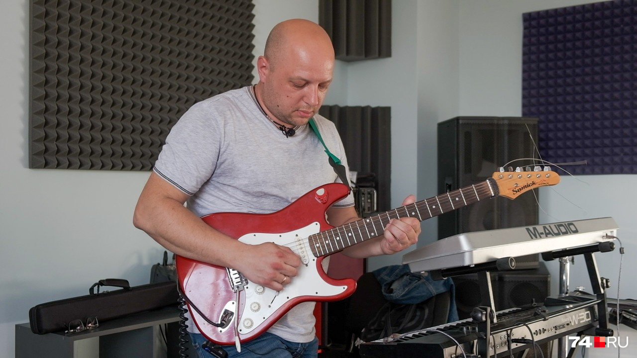 Руководитель проекта Влад Субичев — профессиональный музыкант, но его основной инструмент — гитара