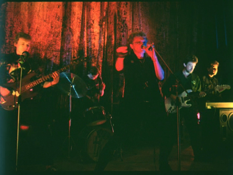 Константин Кинчев и группа «Алиса» на сцене Ленинградского рок-клуба. Кадр из фильма «Взломщик»