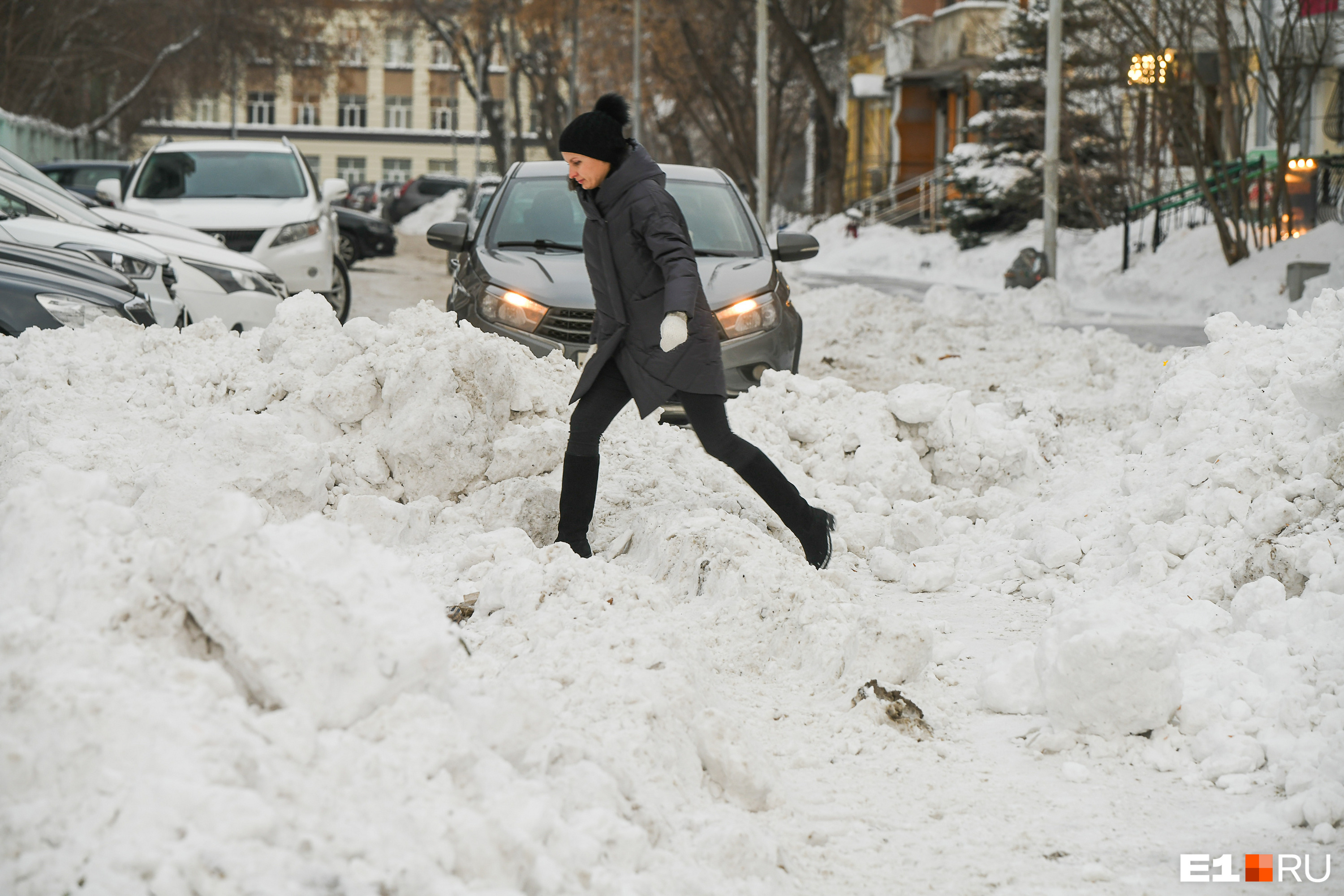 Пешеходы вынуждены преодолевать снежные завалы