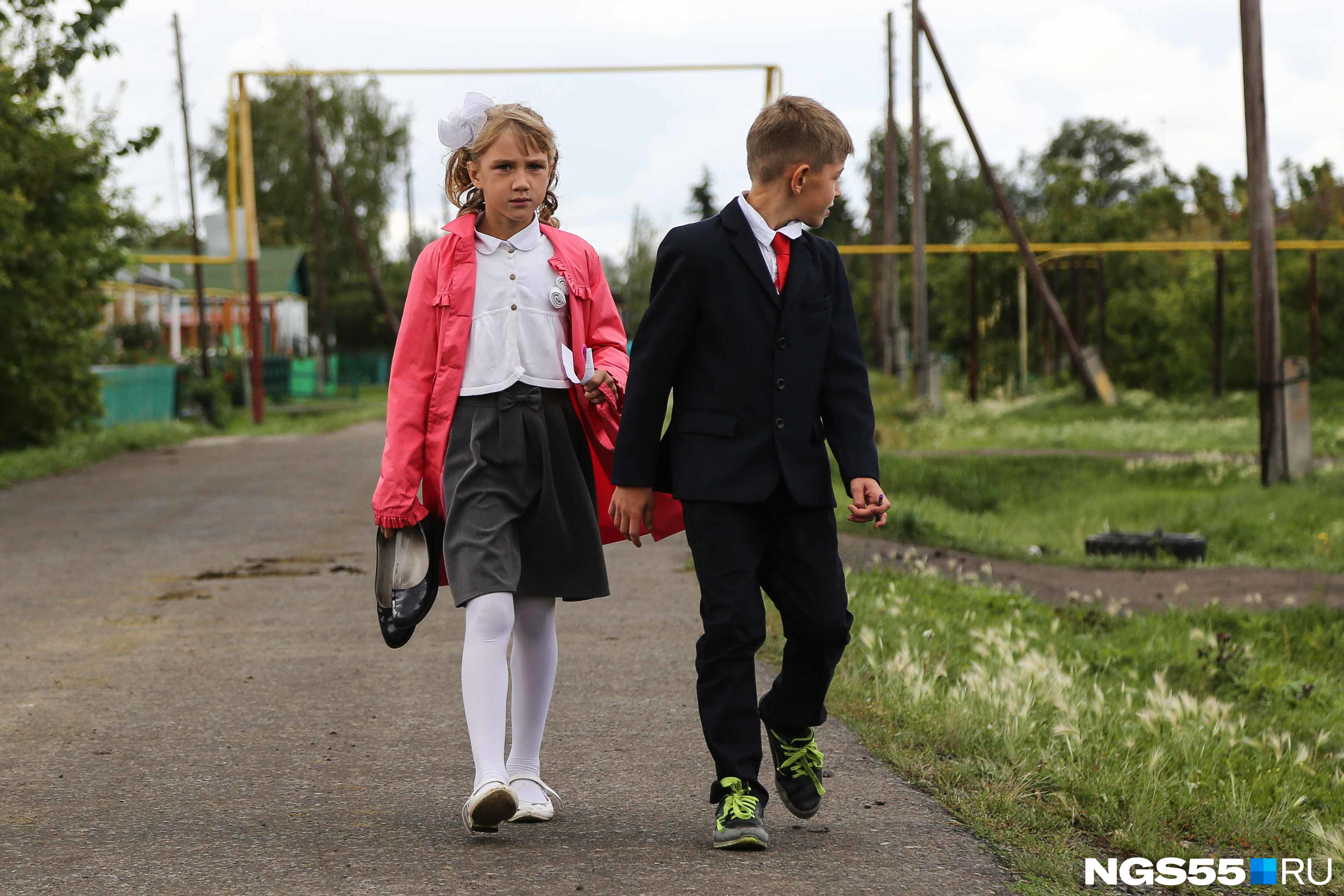 Судя по всему, обувь для учеников Ковалёво делится на школьную и уличную