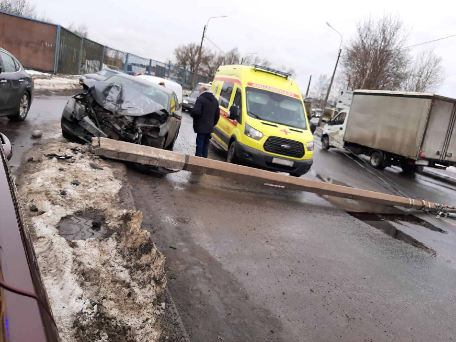 Легковой автомобиль завалил столб на дорогу на Полюстровском проспекте 1  марта 2021 г. - 1 марта 2021 - ФОНТАНКА.ру