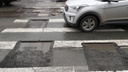 На проспекте Дзержинского стала осыпаться «шахматная доска», вырезанная на дороге — почему ремонт идет неправильно