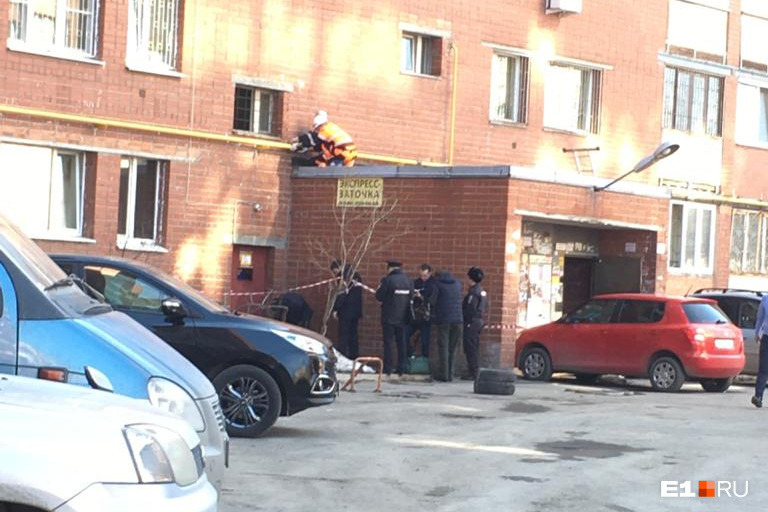 Все произошло недалеко от входа в подъезд Все произошло недалеко от входа в подъезд