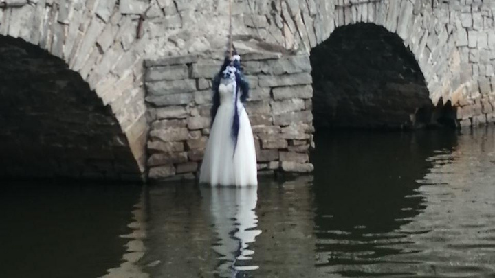 В Екатеринбурге на мосту на Малышева повесили «невесту»